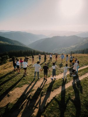 Heilkreis – ein geschützter Raum in Gemeinschaft, in dem Austausch, Stille und gemeinsame Ausrichtung dich stärken und dir Klarheit und Verbindung schenken