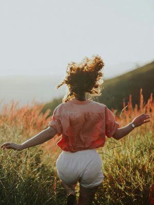 Bewegungslicht – ein lebendiger Gruppenraum, in dem freie Bewegung, Musik und bewusste Körperwahrnehmung deine Energie ins Fließen bringen – analog